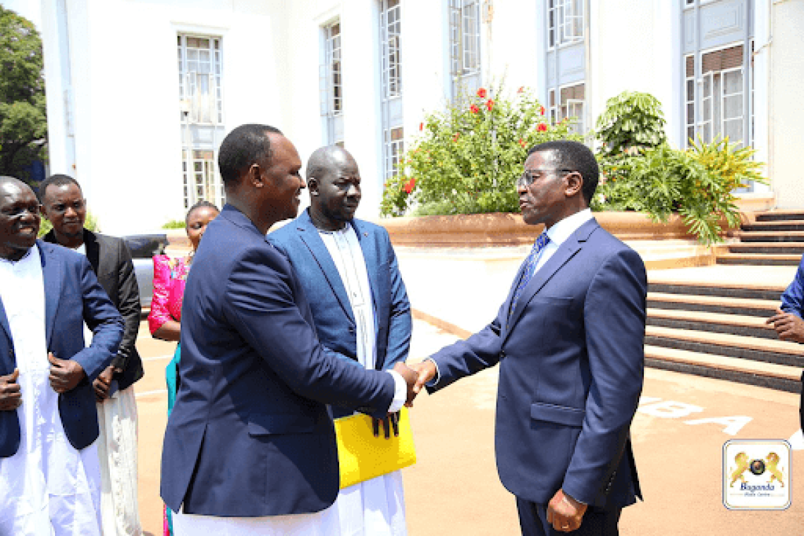 Katikkiro ayaniriza abakulu b’ettendekero ly’obusawo era Dr. Isaac Orec asuubiza okussaawo enkolagana n’Obwakabaka okutendeka abayizi ku nkola ya basale. Katikkiro ayaniriza abakulu b’ettendekero ly’obusawo era Dr. Isaac Orec asuubiza okussaawo enkolagana n’Obwakabaka okutendeka abayizi ku nkola ya basale.